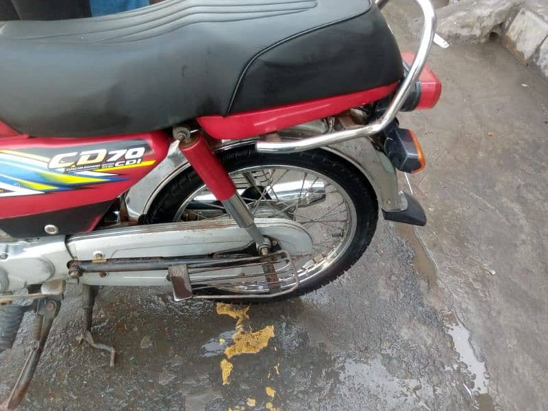 Honda 70 21 model copy later ok koi km ni Hona wala 03038356796 3