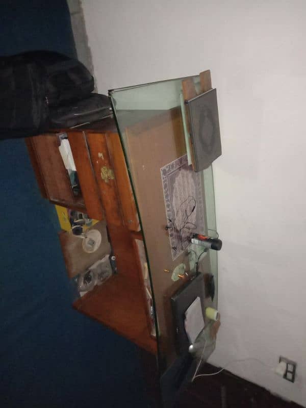 Computer table with this Glass Top. 0