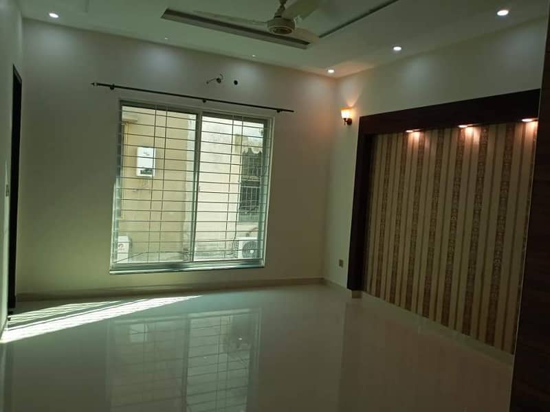 10 Marla House For Rent In Bahria Town Lahore. 13