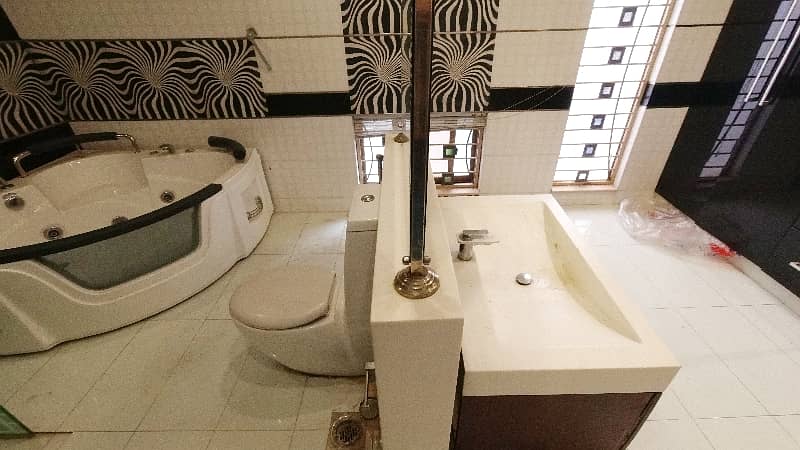 Fully Furnished 2 Kanal House Available In DHA Phase 5 - Block E For Sale 40