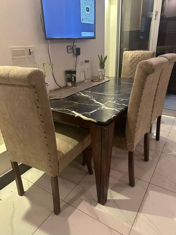 marble dining table with 6 comfortable chairs 0