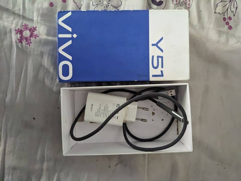 vivo y51 4/128 with box and charger 2