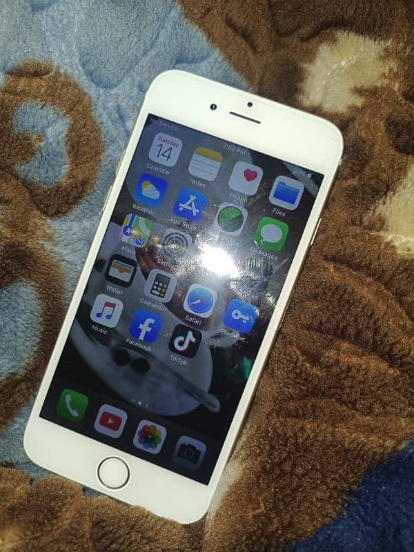 iphone 6  golden color 16 gb non pta 4