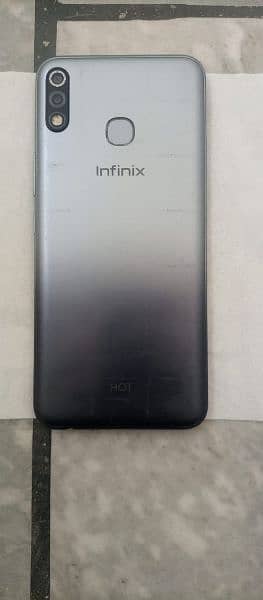 Infinix HOT 8 1