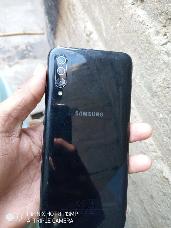 I am selling Samsung a30s 4