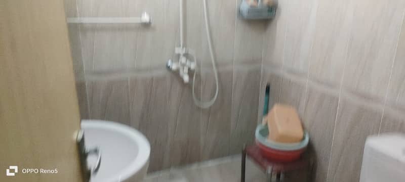 1 KANAL LOWER PORTION AVAILABLE FOR RENT IN MODEL TOWN N BLOCK 17