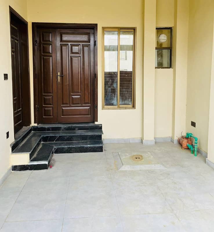 3Bed DDL 125 sq yd Villa FOR SALE at Precicnt-11B (All Amenities Nearby) Heighted Location Investor Rates 4