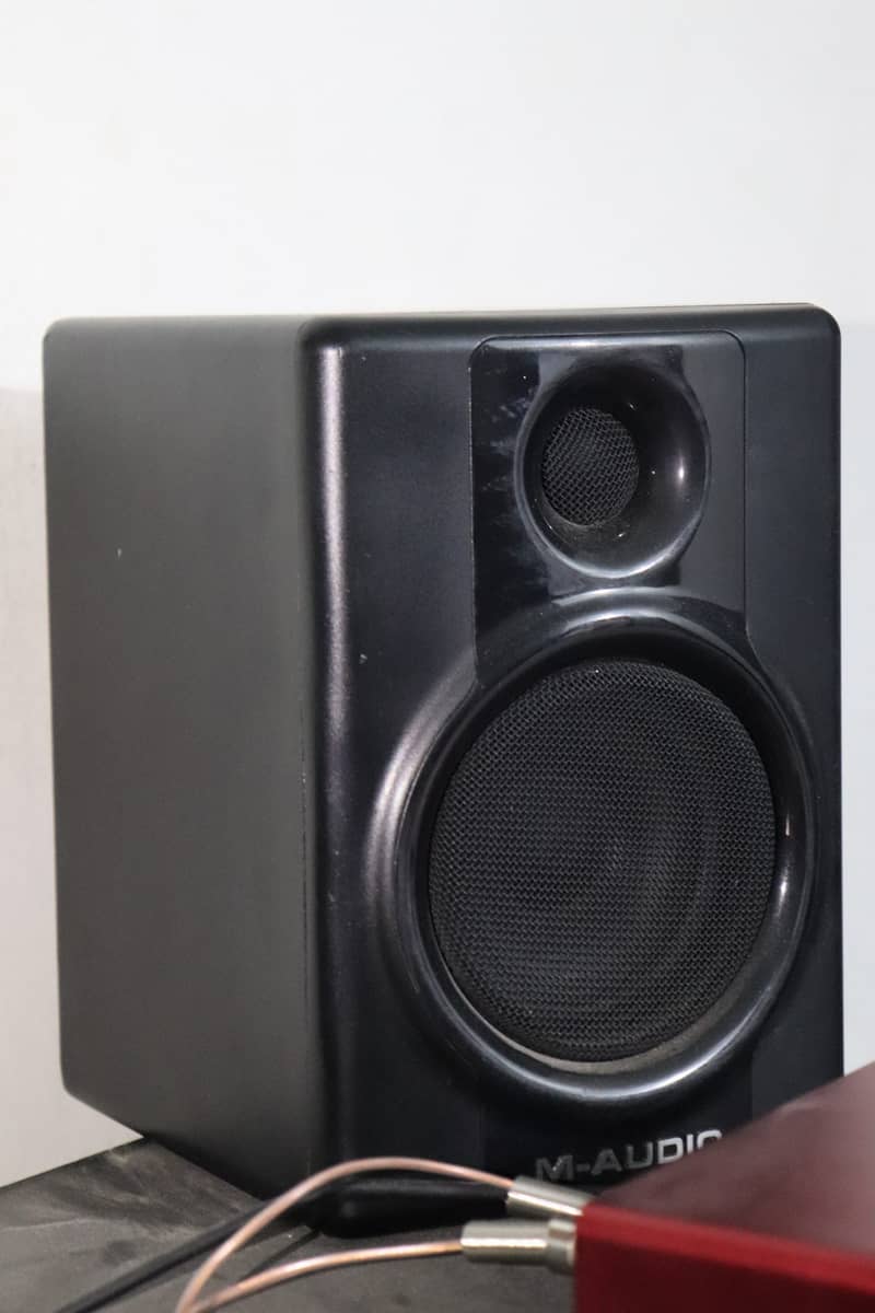 Studiophile M-Audio AV ( 30 ) Studio Monitors Pair 6