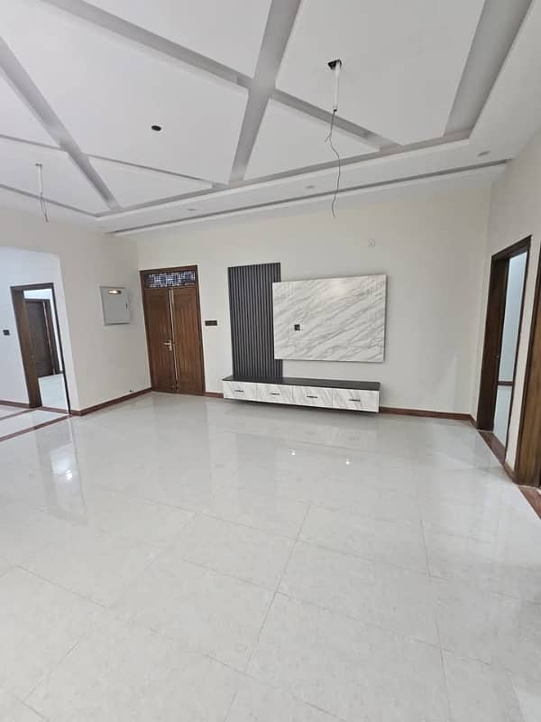 gulshan e iqbal block 3 lowerportion 3 bed dd well maintained reday to move 1