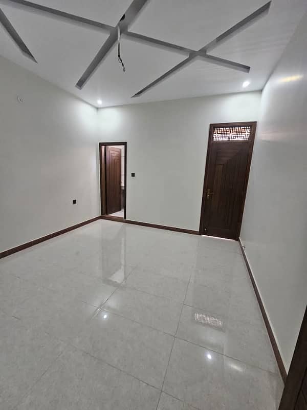 gulshan e iqbal block 3 lowerportion 3 bed dd well maintained reday to move 2