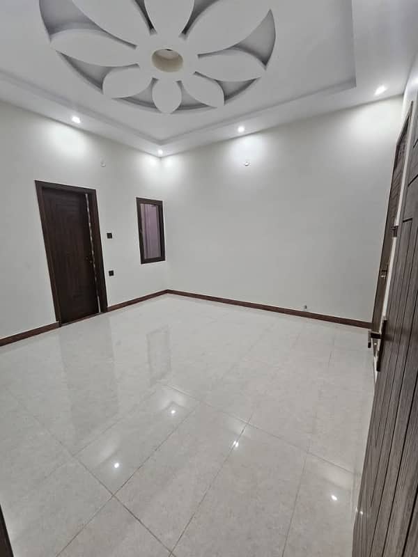 gulshan e iqbal block 3 lowerportion 3 bed dd well maintained reday to move 5