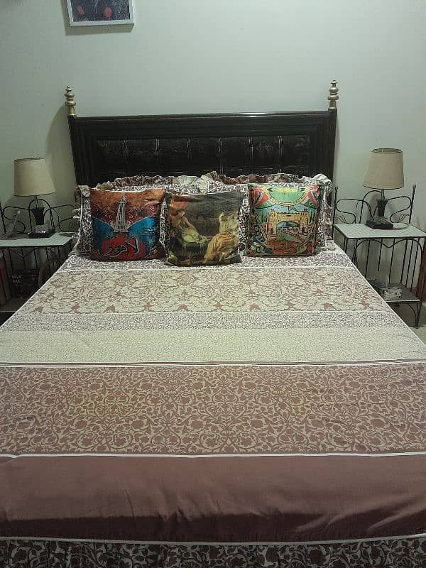 Queen size bed set with mattress 8