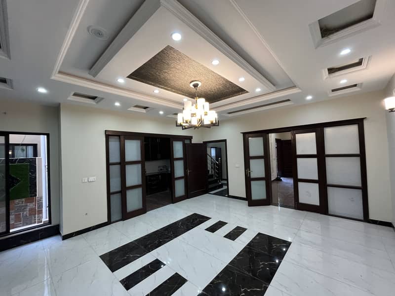 10 Marla House For Sale In The Perfect Location Of Nawab Town - Block D 18