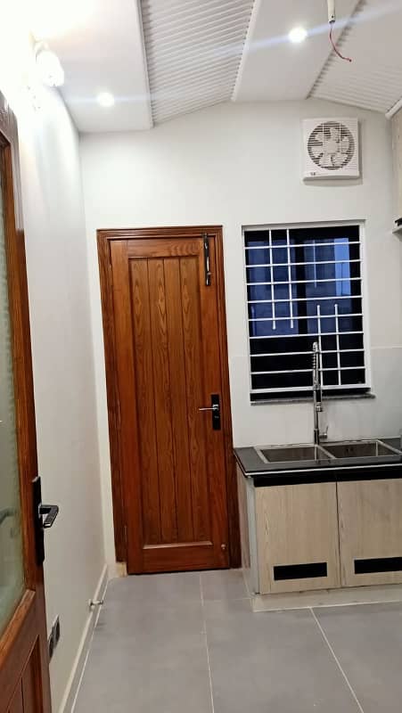 gulshan e iqbal block 10 upper portion 3 bed dd well maintained reday to move 3