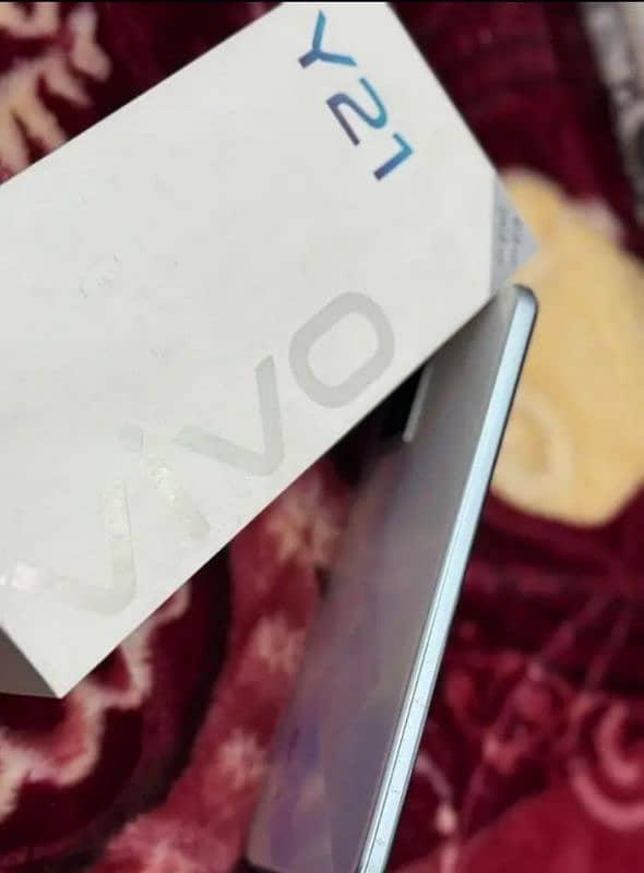 vivo y21 with box 1