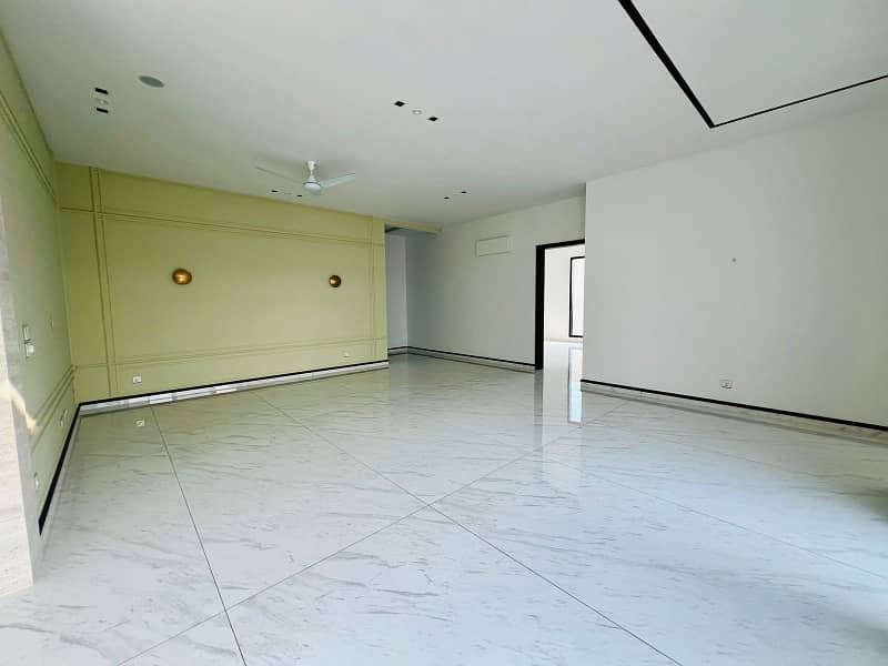 Corner House Of 1000 Square Yards Available For sale In DHA Phase 8 13