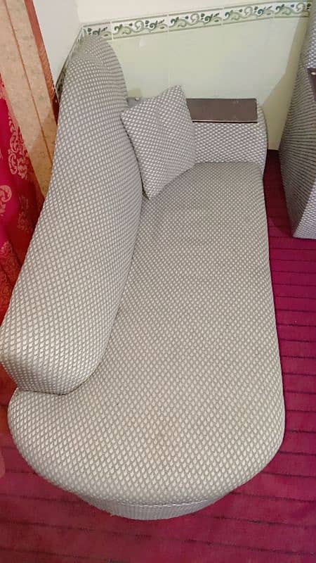 Sofa set haii or sath ik tabel haii 3