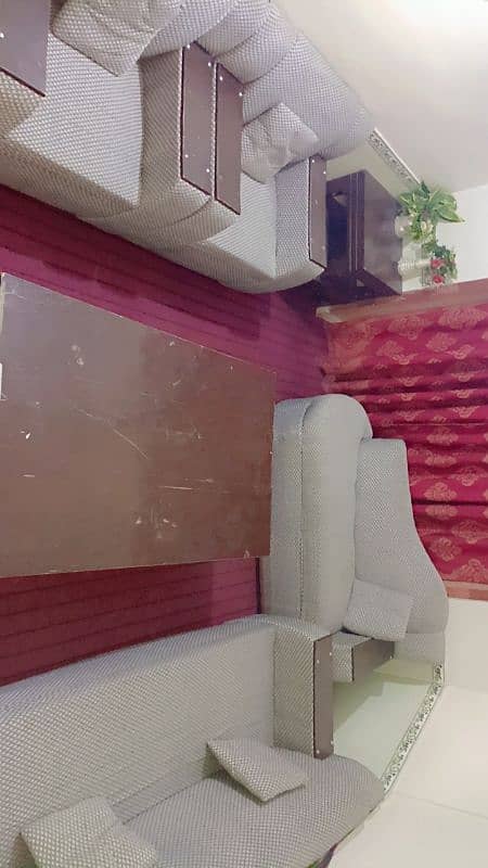 Sofa set haii or sath ik tabel haii 6