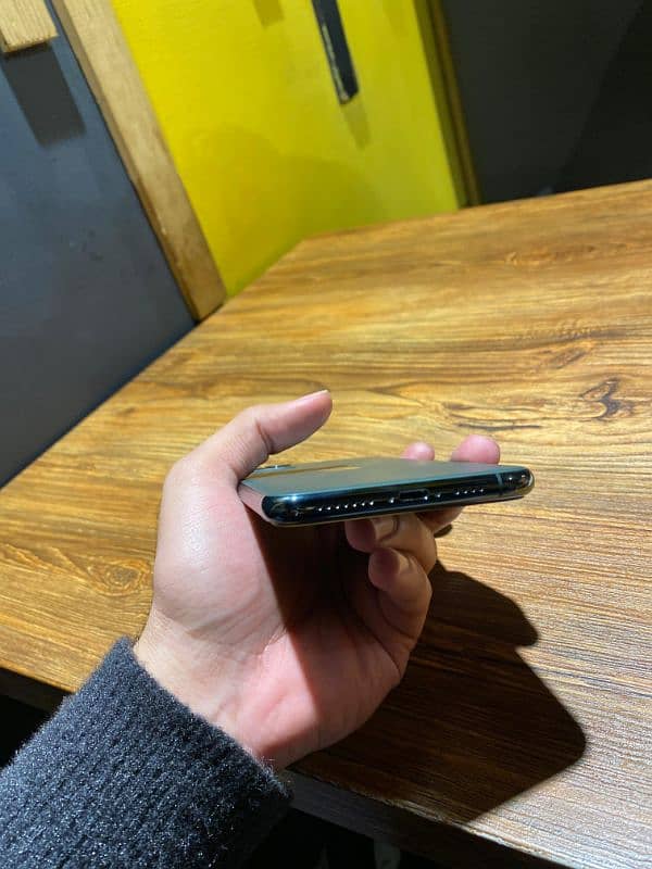 iphone 11 pro max 4