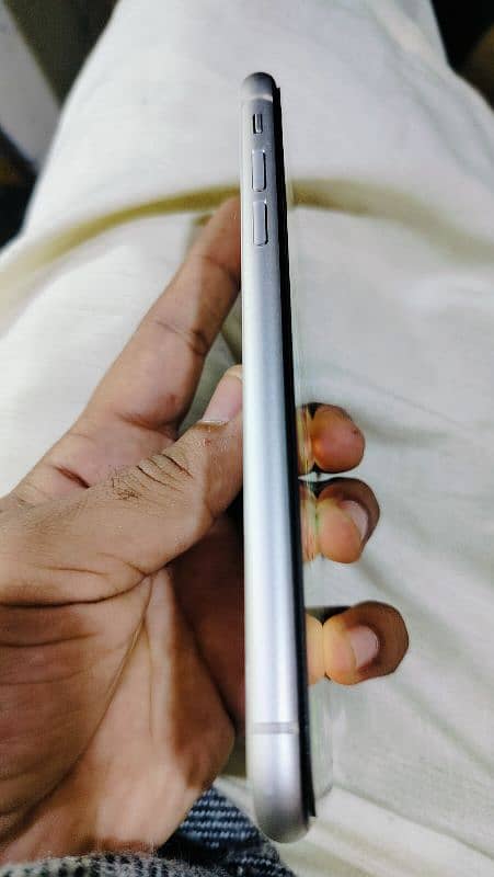 iphone 11 condition 10/10 pta approved 4