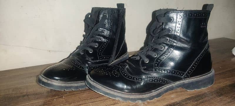 calca embroidi shoes black color 1