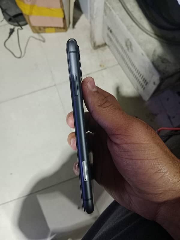 Apple iphone 11 64GB PTA 3