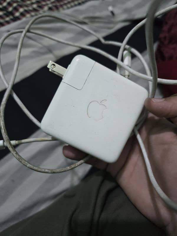 Macbook Pro 61W CHARGER 0