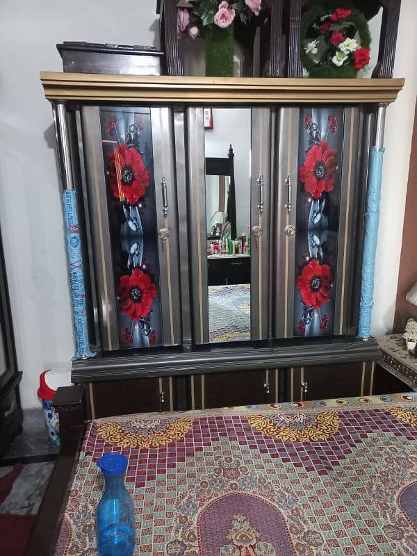 3 doors wardrobes total 6 section Achi condition ki safe almari 3