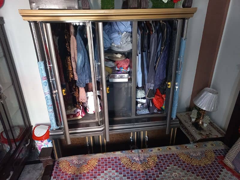 3 doors wardrobes total 6 section Achi condition ki safe almari 4