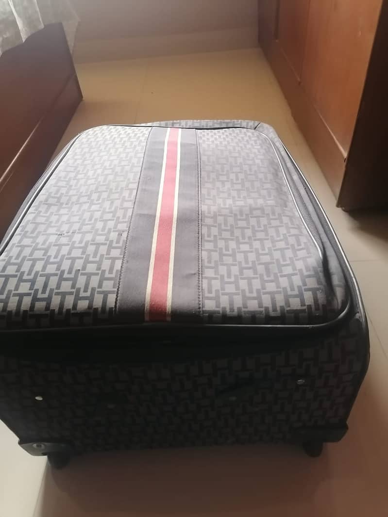 Medium Size Imported Suitcase For Urgent Sale 0