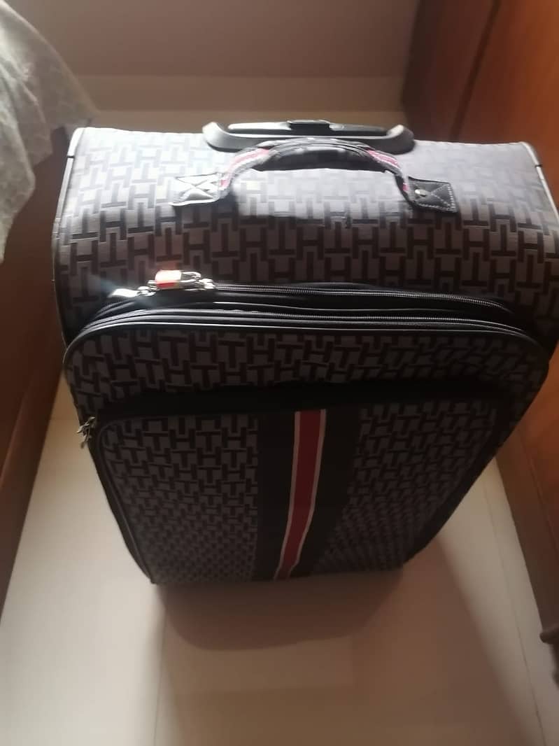 Medium Size Imported Suitcase For Urgent Sale 3