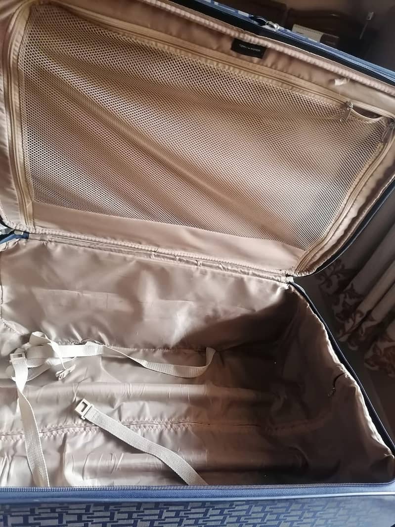 Medium Size Imported Suitcase For Urgent Sale 5