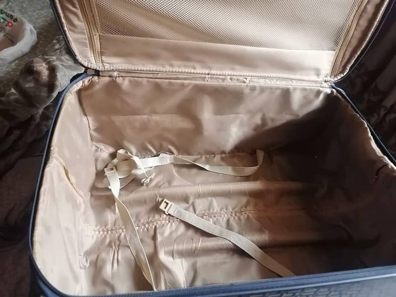 Medium Size Imported Suitcase For Urgent Sale 6