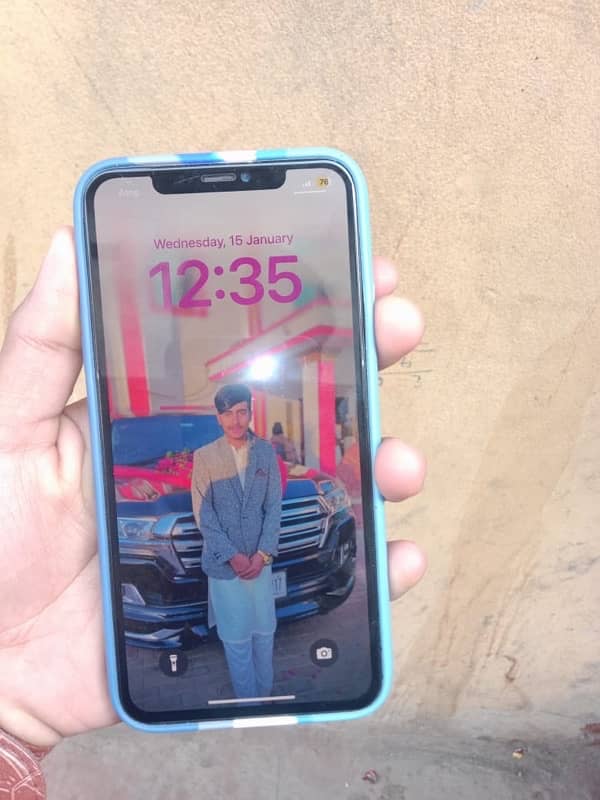 I phone 11 pro max 256 gb pta Approve back change tro ton face id on 1