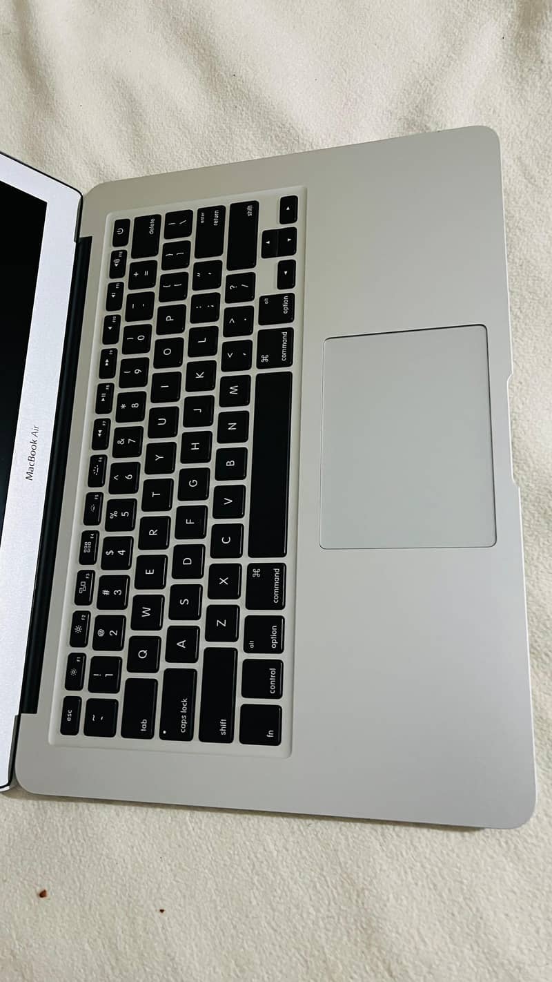 Macbook 2015 i7 - Neat Condition - 8/128 1