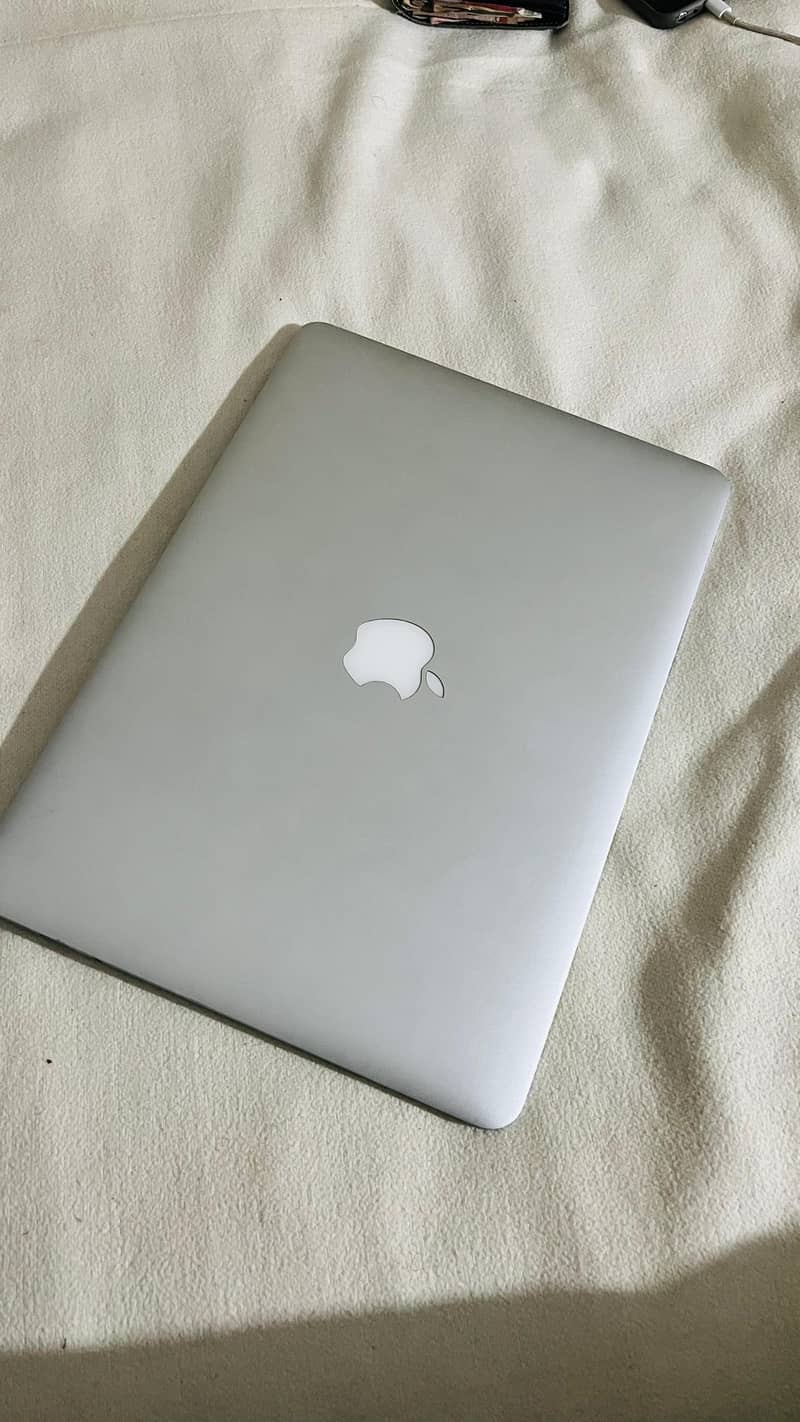 Macbook 2015 i7 - Neat Condition - 8/128 3