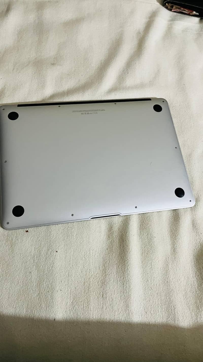 Macbook 2015 i7 - Neat Condition - 8/128 4