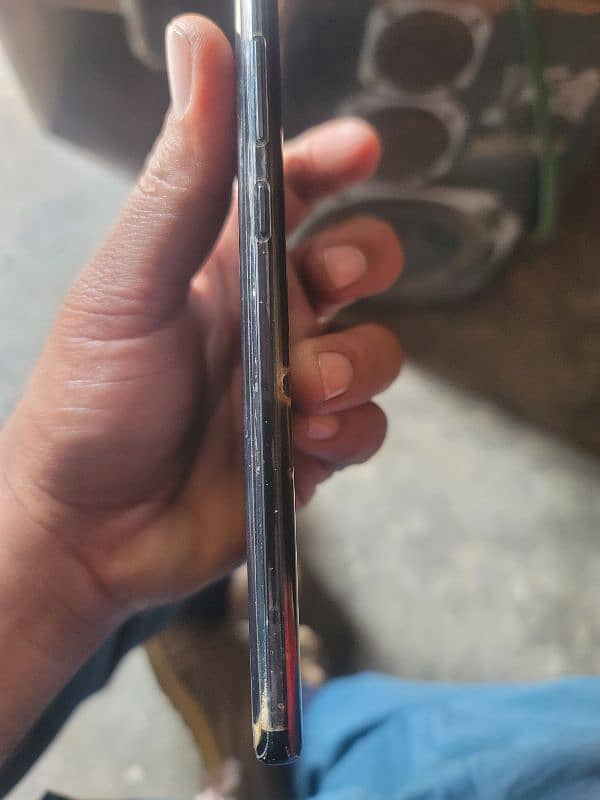 note 9 with no dot but little Crack from front as shown in pics 2