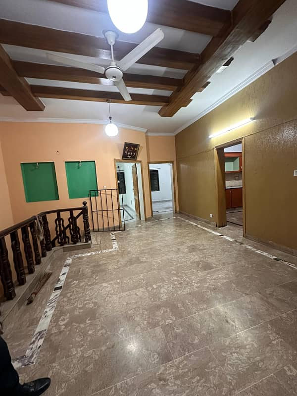 SEPARATE INTRCE UPPER PORTION FOR RENT LOCATION JAN COLONY 5