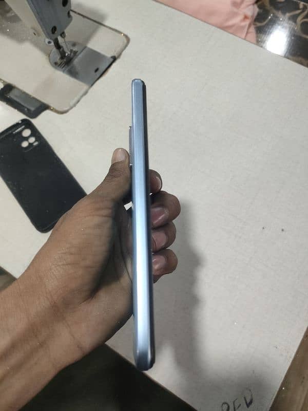 Vivo y33s 8+128 with dabba charger 10/9 condition urgent sell all okay 1