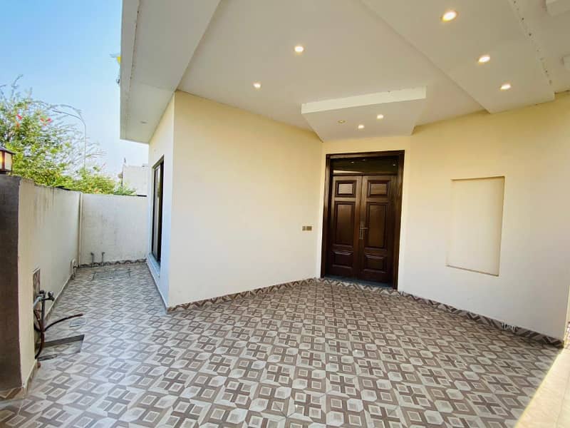 10 Marla One Bed Fully Furnished Upper Portion For Rent in DHA Phase 5 Lahore 3