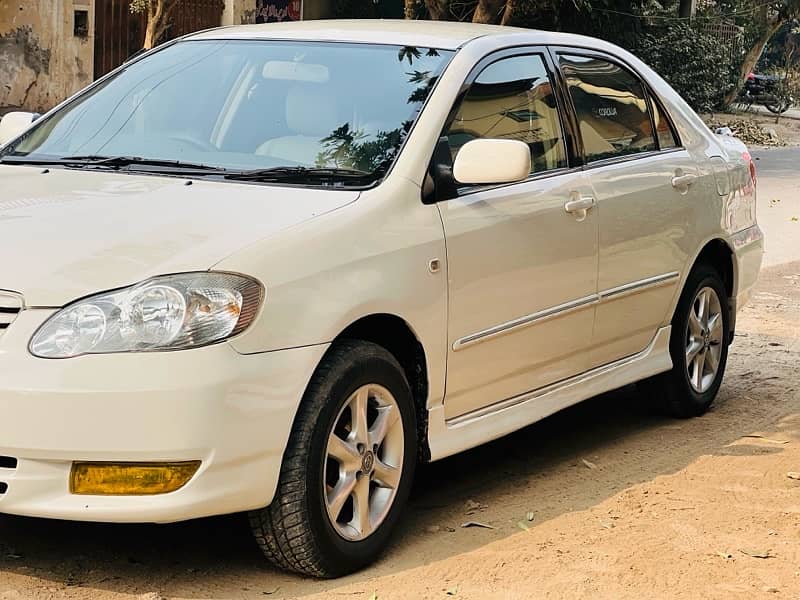 Toyota Corolla SE SALOON 3