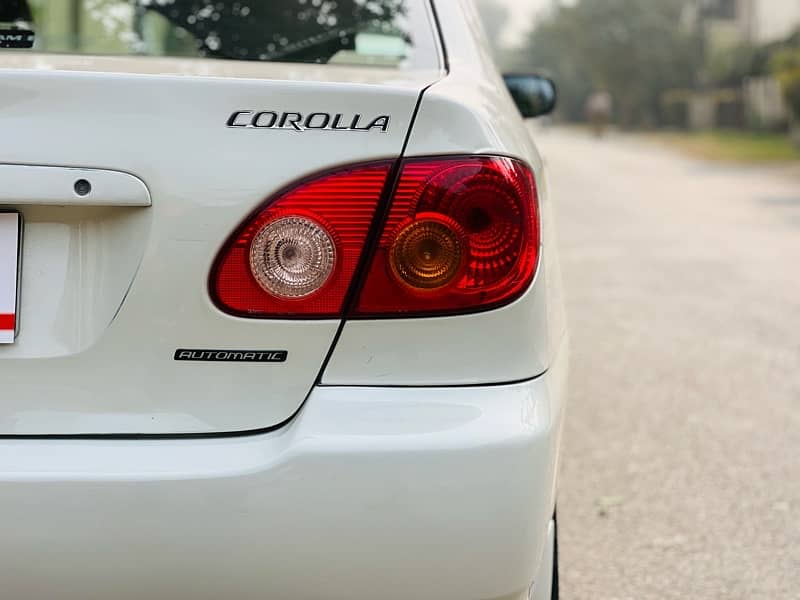 Toyota Corolla SE SALOON 11