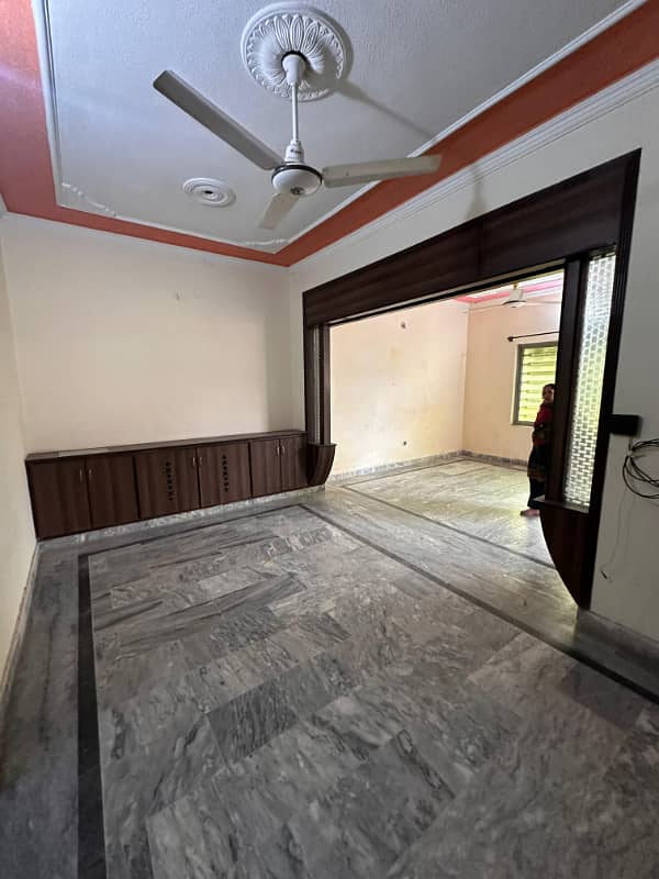 Portion for rent location khyabany Tanveer 2bed tv lounge darwing room kithen 3bath kichan bijli gass sab available 1