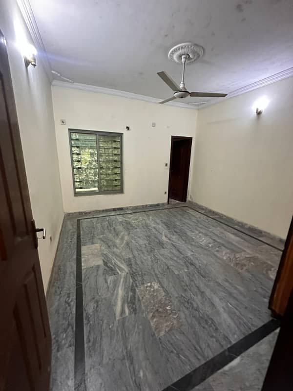 Portion for rent location khyabany Tanveer 2bed tv lounge darwing room kithen 3bath kichan bijli gass sab available 2