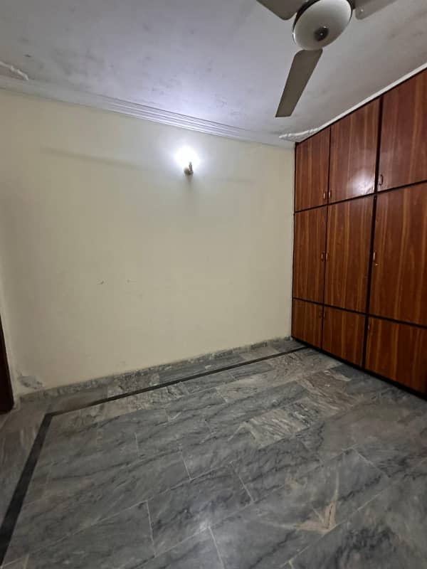 Portion for rent location khyabany Tanveer 2bed tv lounge darwing room kithen 3bath kichan bijli gass sab available 3