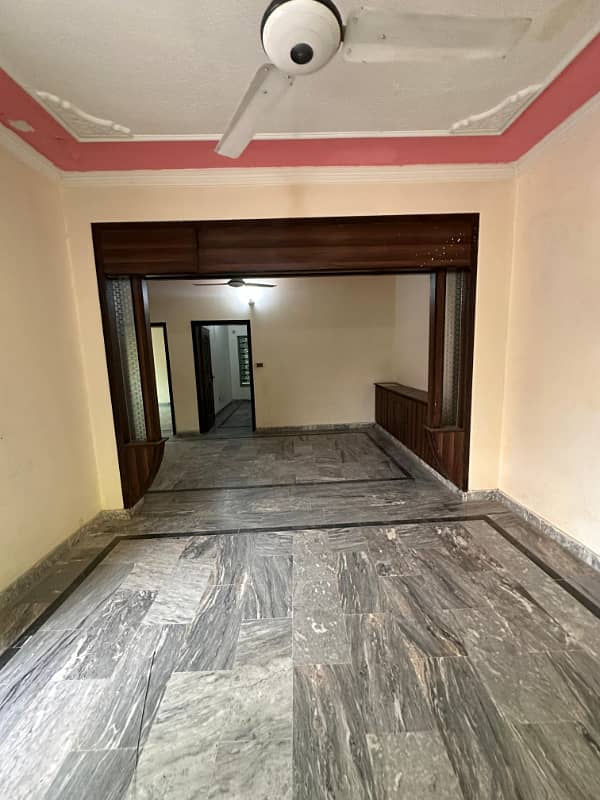 Portion for rent location khyabany Tanveer 2bed tv lounge darwing room kithen 3bath kichan bijli gass sab available 4