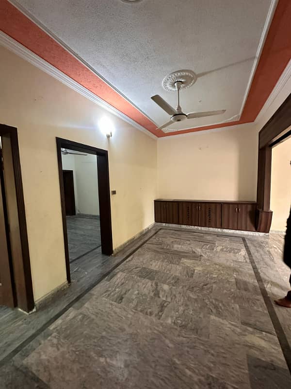 Portion for rent location khyabany Tanveer 2bed tv lounge darwing room kithen 3bath kichan bijli gass sab available 5