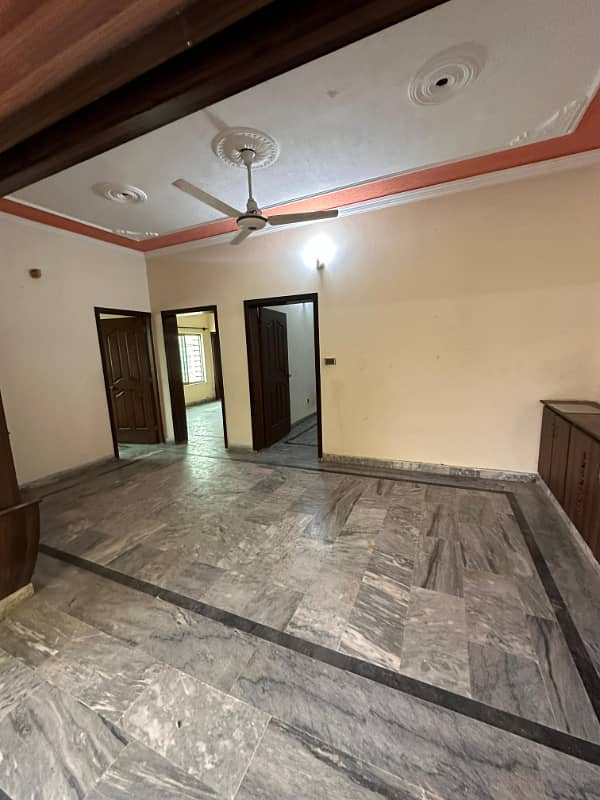 Portion for rent location khyabany Tanveer 2bed tv lounge darwing room kithen 3bath kichan bijli gass sab available 6