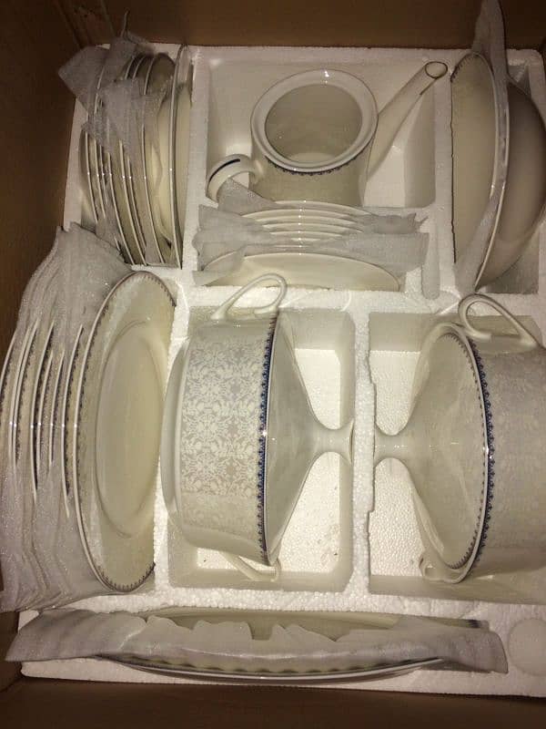 Noritake Bone china Dinner set ( 8 serving) 61pcs 0